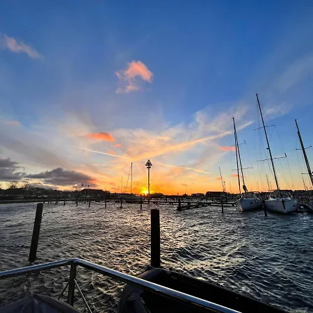 Botel Hausboot Inkl Motorboot, Ostsee