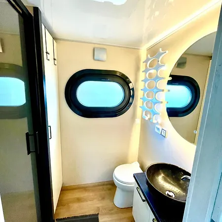 Hausboot Inkl Motorboot, Ostsee Hotel en barco *