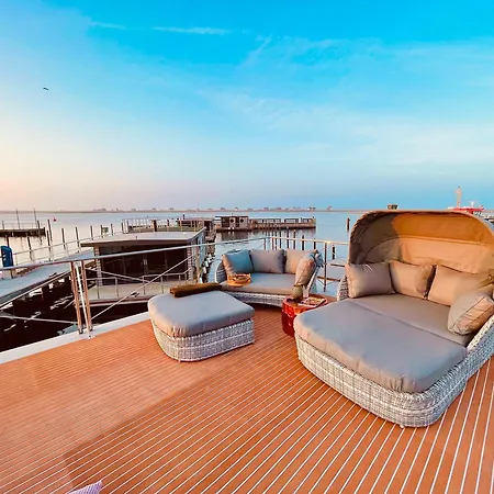 Hausboot Inkl Motorboot, Ostsee Hotel en barco *