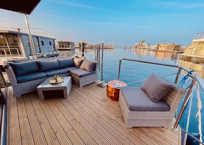 Hausboot Inkl Motorboot, Ostsee 보트호텔 하일리겐하펜